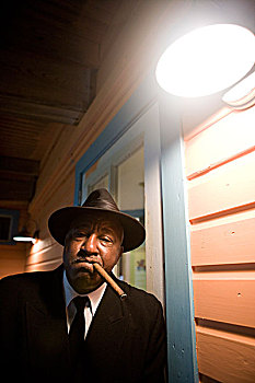 肖像,老人,美国黑人,套装,费多拉帽,帽子,抽雪茄,门廊