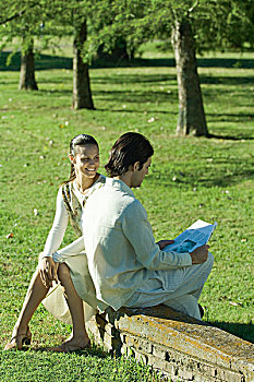 坐,夫妇,户外,矮墙,男人,读报纸