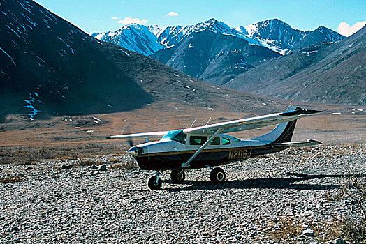 美国,阿拉斯加,北极国家野生动物保护区,布鲁克斯山,河谷,两栖飞机