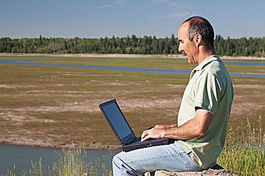 男人,打字,笔记本电脑,远眺,卡尔加里,艾伯塔省,加拿大