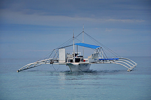 菲律宾特色螃蟹船漂浮海面