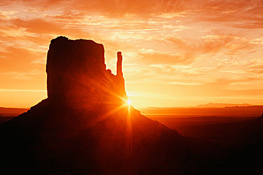 日出,纪念碑谷纳瓦霍部落公园,亚利桑那,美国
