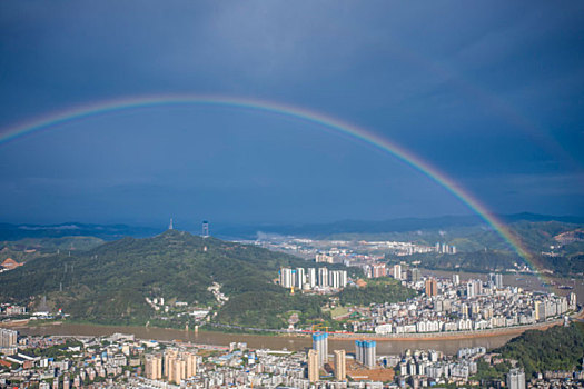 广西梧州,雨后彩虹景美如画