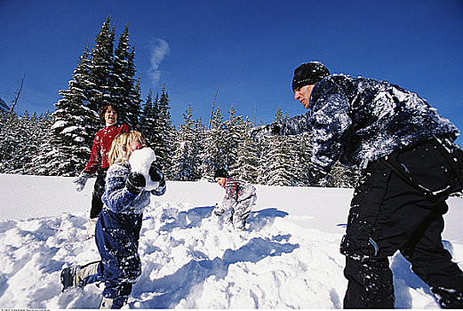 父親,母親,兒子,女兒,打雪仗