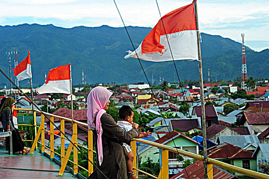 indonesia,sumatra,banda,aceh,people,remembering,the,tsunami,at,top,of,ship,found,5km,inland,with,indonesian,flag