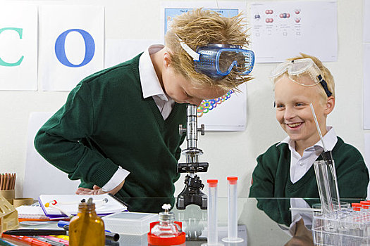 两个男孩,化学,教室