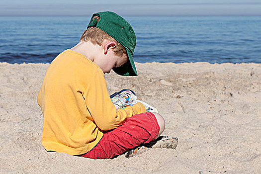 年轻,男孩,读,海滩,梅克伦堡前波莫瑞州,德国,欧洲