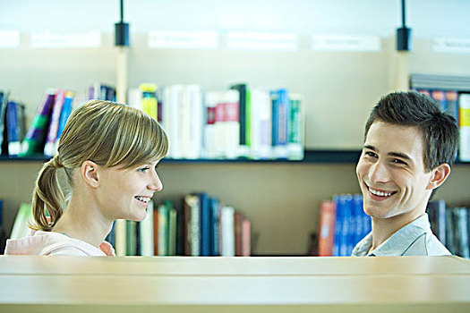 两个,学生,校园,图书馆,靠近,书架,微笑,上半身