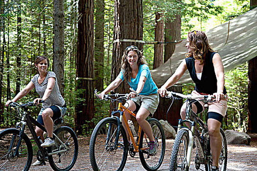 三个女人,山地车手,骑自行车,树林