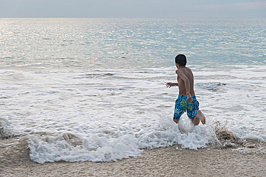 男孩,跑,波浪,海滩,伊斯塔帕,墨西哥