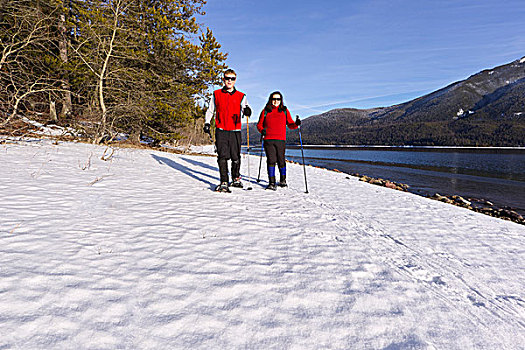 情侣,雪鞋,冰川国家公园,蒙大拿,美国