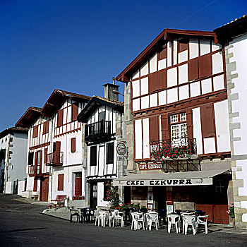 半木结构房屋,街边咖啡厅,巴斯克,法国