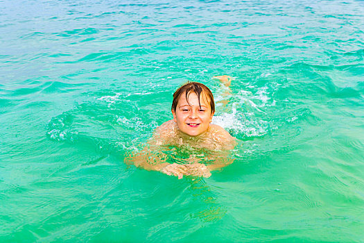 男孩,享受,游泳,海洋