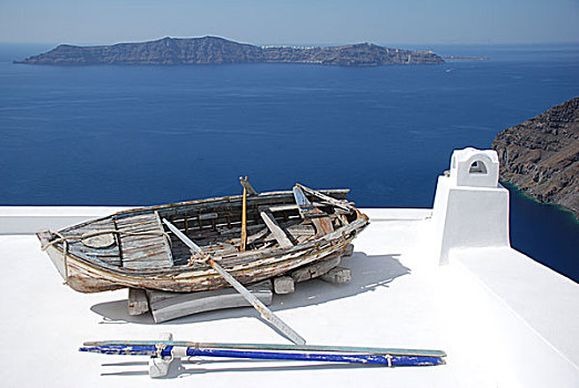 希腊圣托里尼岛的旧木船