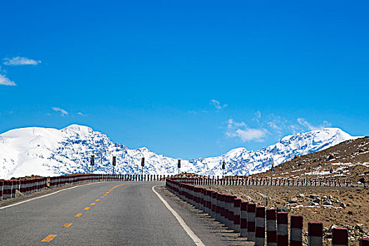 新疆,雪山,公路,广袤,荒芜