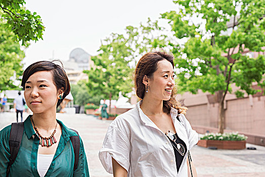 两个女人,黑发,穿,白色,绿色,衬衫,走,街道,微笑