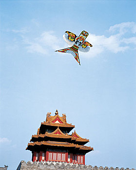 中国北京故宫角楼上放飞的风筝