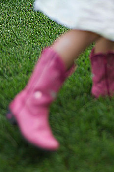 模糊,女孩,穿,粉色,靴子,草地