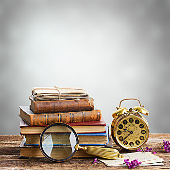 堆,书本,钟表,木桌子