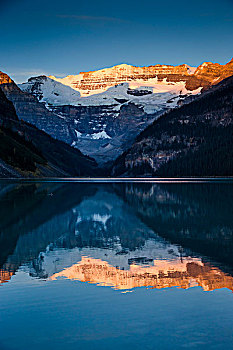 路易丝湖,在黎明,班芙国家公园,阿尔伯塔,加拿大