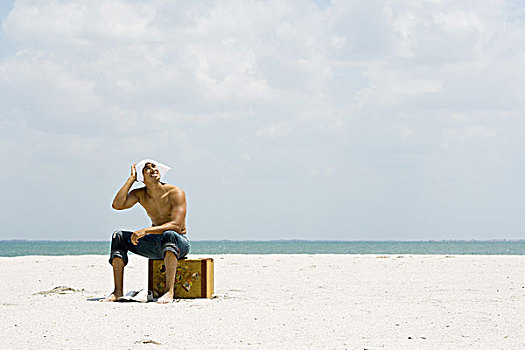 男人,坐,手提箱,海滩,遮盖,头部,手绢,仰视,太阳