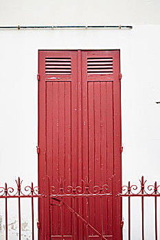 关闭红色,门,和围栏,建筑细节,球场,吉伦特,阿基坦,法国