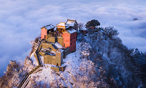 湖北十堰武当山雪景云海日出