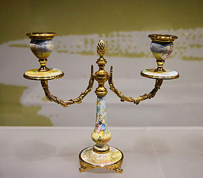 法国19世纪铜镀金珐琅人物雕塑三件套烛台钟