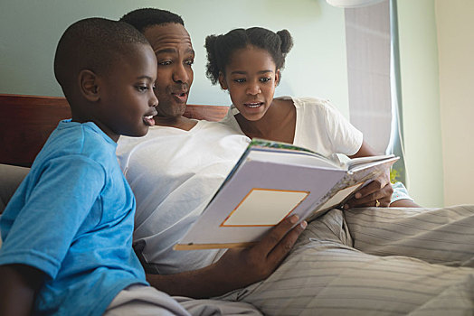 美国黑人,父亲,孩子,读,故事书,床,卧室