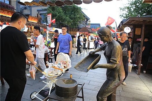 山东省日照市,节日里的美食街人头攒动,游客争相品尝特色小吃