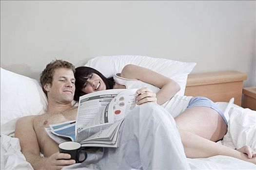 伴侣,放松,床上,咖啡,报纸