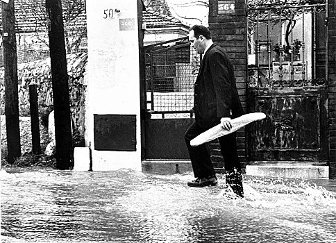 男人,法棍面包,洪水,街道,20世纪50年代,20世纪60年代,精准,位置,未知,法国,欧洲