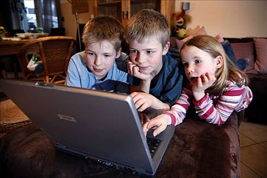 兄弟姐妹,13岁,笔记本电脑,客厅,玩,教育,游戏