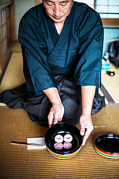 日本,男人,穿,传统,和服,地板,拿着,碗,甜食,日本茶,典礼