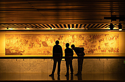 游客观摩壁画