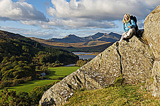 北威尔士,雪墩山,坐,女人,岩石上,背景,山,斯诺顿