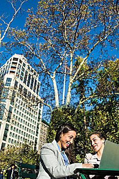 美女,双胞胎,使用笔记本,城市公园