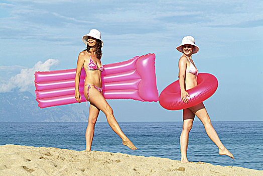 女人,年轻,太阳帽,比基尼,海滩,气垫,粉色,人,两个,20-30岁,朋友,姐妹,一起,度假,休闲,复原,有趣,沙滩,水,海洋,轮胎