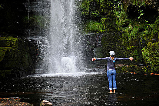 女人,站立,瀑布,伸出胳膊,新西兰