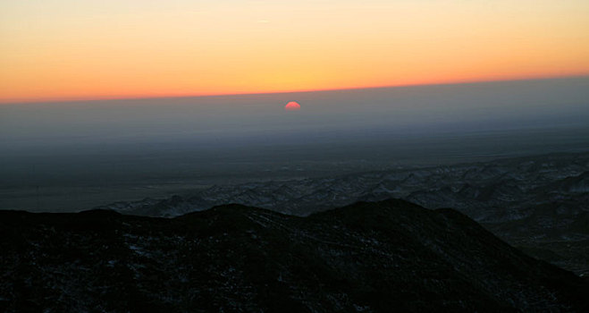 新疆哈密,夕阳下的戈壁荒漠景观