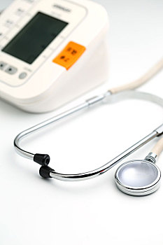 电子血压计和听诊器放在白色背景上