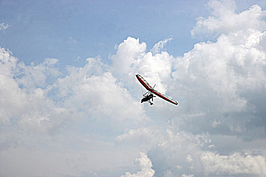 首届重庆梁平航展上的动力滑翔机特技表演