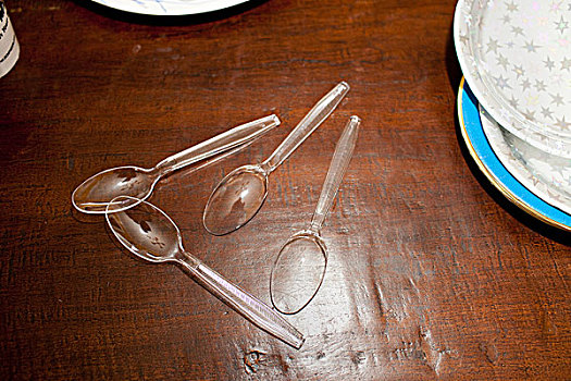 塑料制品,勺子,桌上