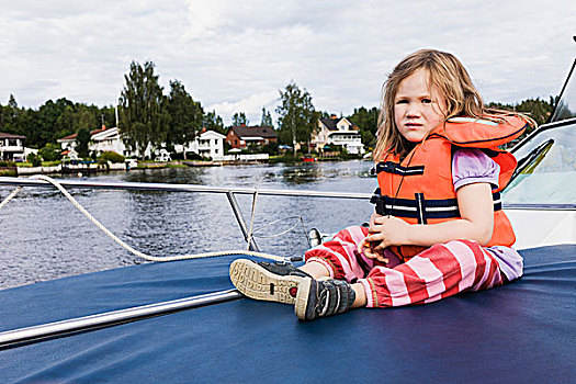 3岁,女孩,橙色,救生衣,坐,上面,摩托艇,停靠,湖,瑞典