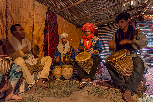 贝多因人,传统服装,演奏,鼓,帐蓬,却比沙丘,梅如卡,撒哈拉沙漠,摩洛哥,非洲