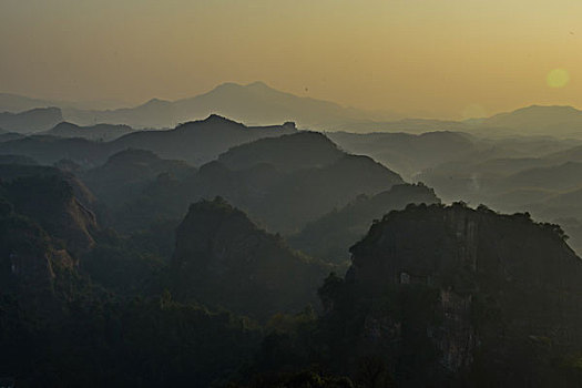 山,丹霞,太阳,蓝天,大气,山脉,驴友,旅行,地质公园,丹霞地貌,灌木,树,草,水潭,素材,平面设计