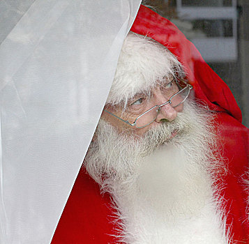 圣诞老人,望向窗外