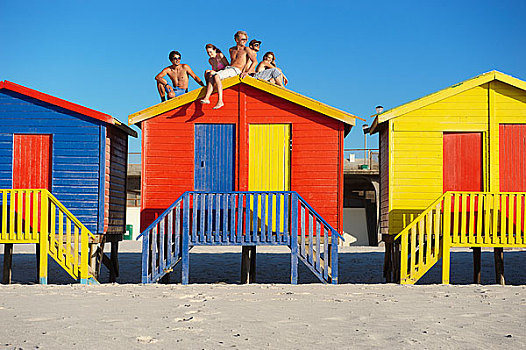 年轻人,坐,上面,海滩小屋