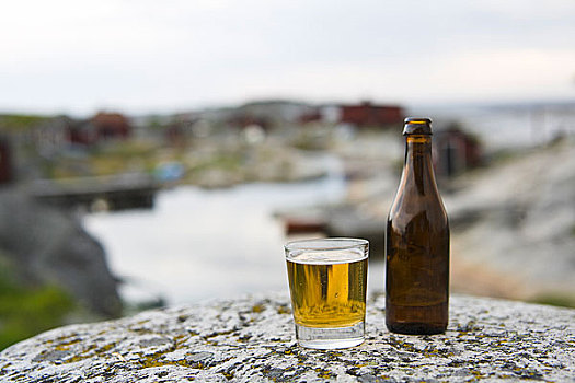 啤酒瓶,玻璃杯,岩石上
