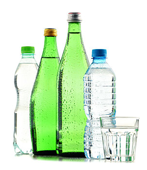 玻璃杯,塑料瓶,矿泉水,隔绝,白色背景